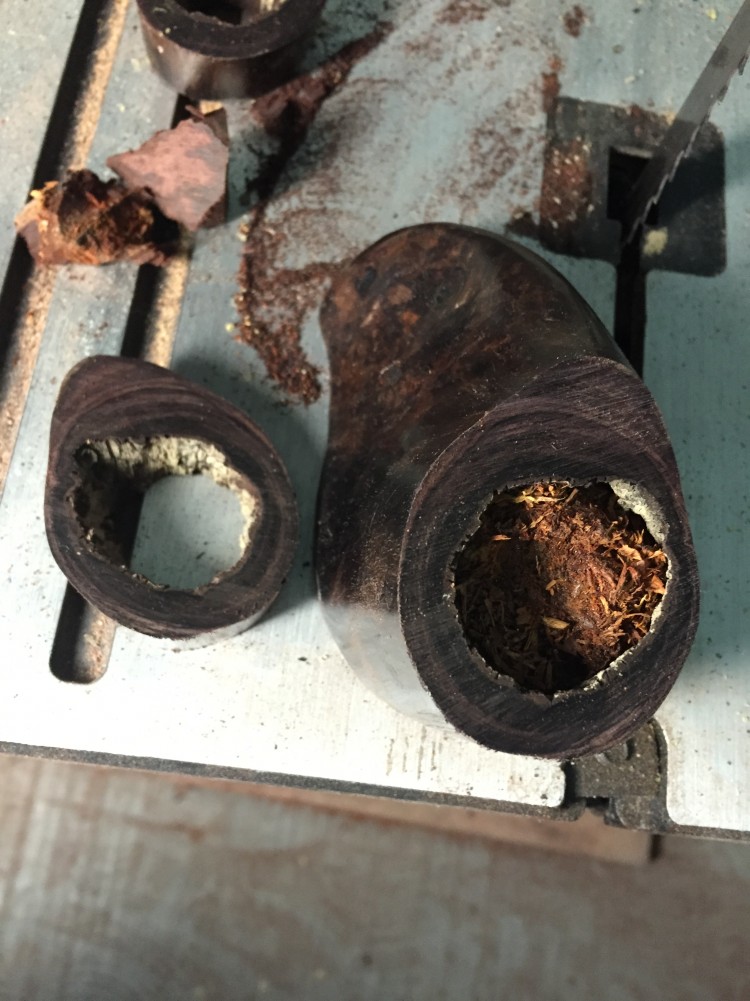 切一刀，哎呦我槽，洞里的底是填了一块木料遮瑕啊